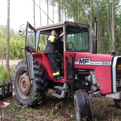 Traktori-MF590-